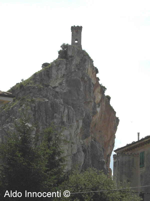 ANCORA LO SPERONE ROCCIOSO SU CUI SI TROVA LA TORRE DI CAPRONA
